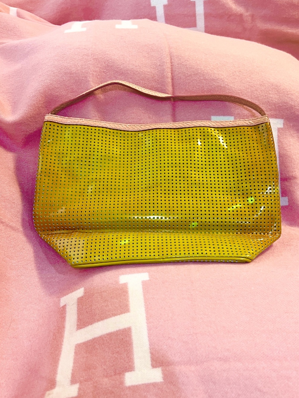 FENDI🌟Golden-yellow neon green Patent Perforated Shoulder Bag with Pink! - Picture 5 of 14
